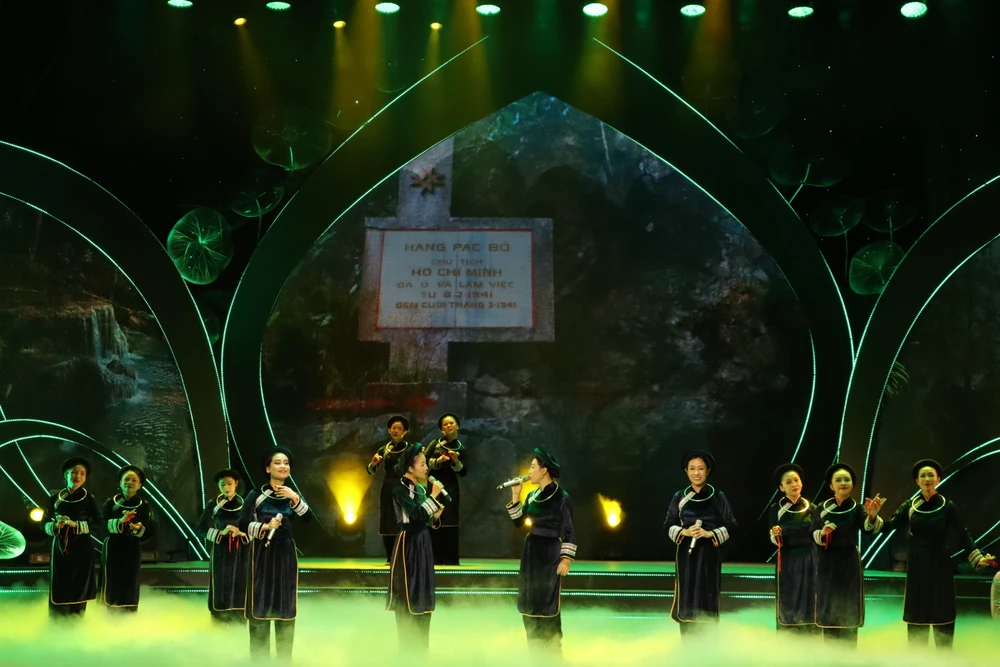 Duyên Huyền, Thanh Nguyên, Thùy Trinh, Cao Công Nghĩa thể hiện ca khúc "Tiếng hát giữa rừng Pắc Bó"