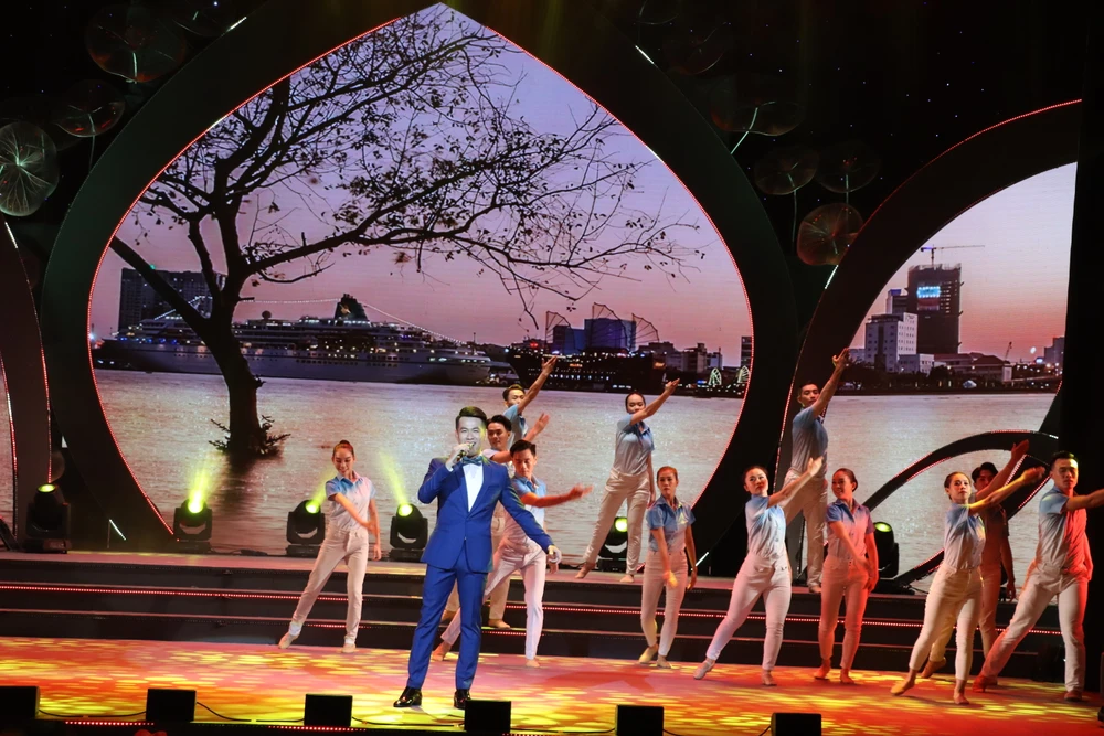 Hồ Trung Dũng trình diễn ca khúc "Tự hào thành phố tôi yêu"