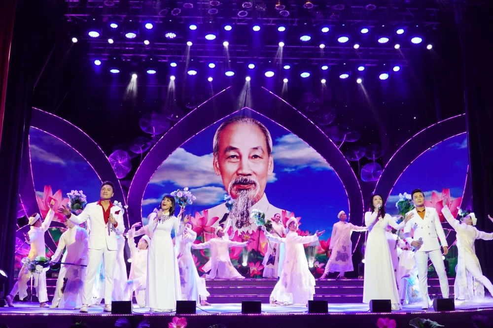 Tốp ca múa trình diễn ca khúc Hồ Chí Minh đẹp nhất tên Người mở màn chương trình. Ảnh: HÀ NGUYỄN