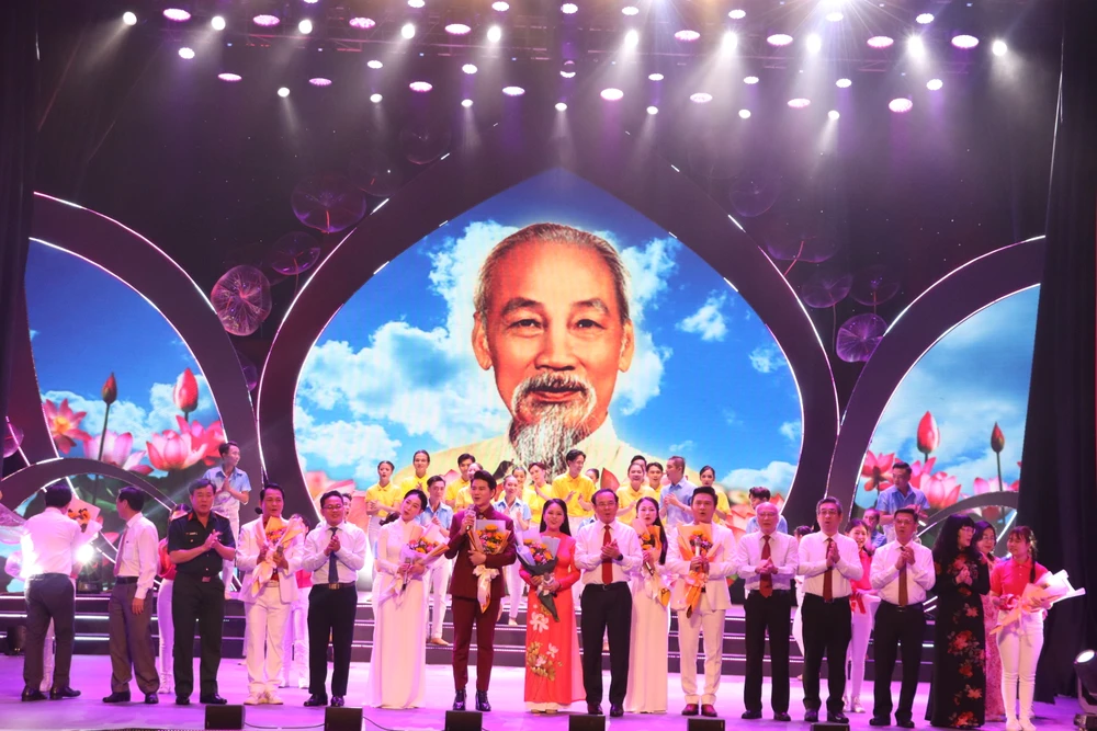 Ông Nguyễn Văn Nên, Bí thư Thành ủy TP.HCM tặng hoa chúc mừng các nghệ sĩ