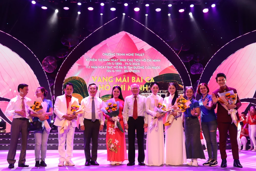 Ông Phan Nguyễn Như Khuê (giữa) và ông Trần Thế Thuận (thứ 4 từ trái sang) chụp hình lưu niệm cùng các nghệ sĩ cuối chương trình