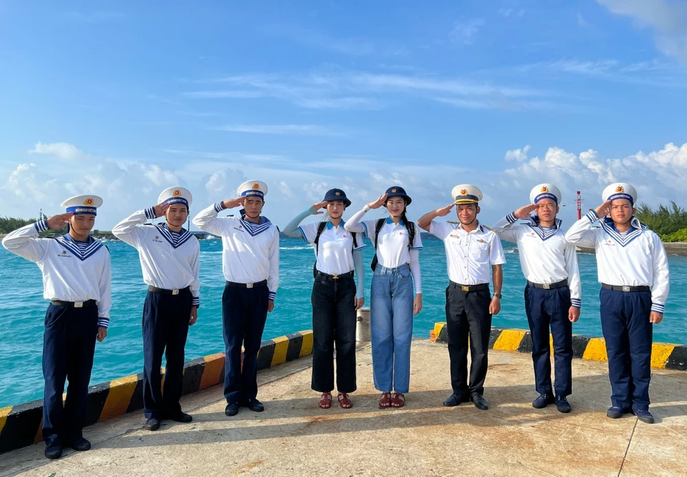 Hoa hậu Đỗ Thị Hà và Thiên Ân trong chuyến hành trình đến Trường Sa