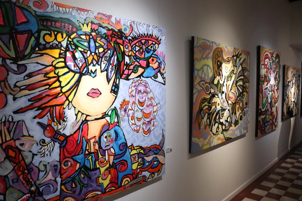 Một góc tại triển lãm "Những linh hồn ẩn giấu". Ảnh: HÀ NGUYỄN