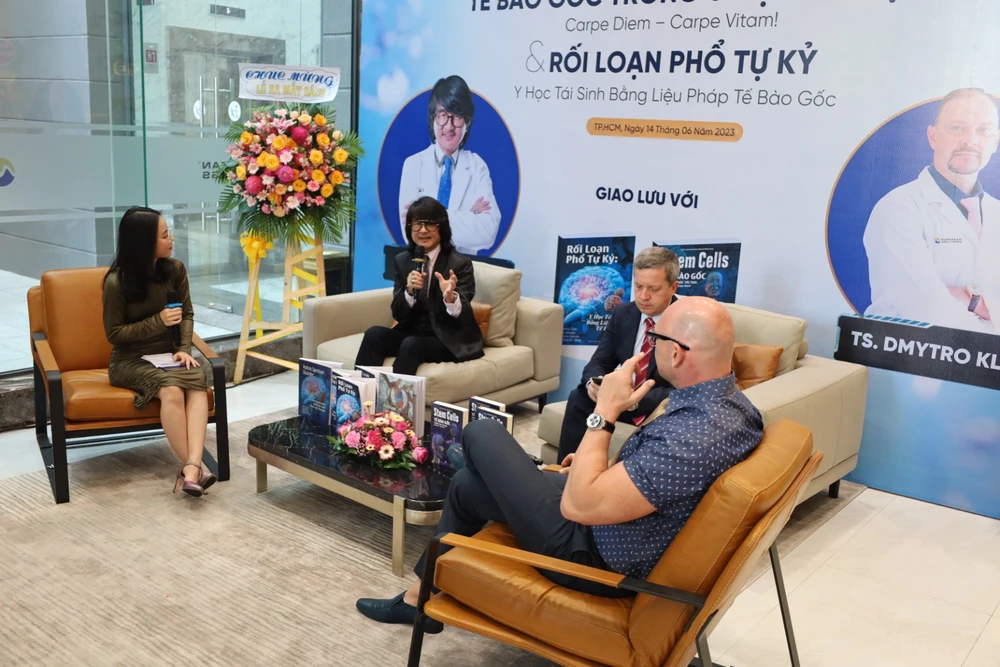 “Rối loạn phổ tự kỷ: Y học tái sinh bằng liệu pháp tế bào gốc” là những khám phá nghiên cứu xoay quanh chứng tự kỷ và những triển vọng đầy tiềm năng của tế bào gốc trong việc hỗ trợ điều trị căn bệnh chưa có lời giải này. Theo các diễn giả, liệu pháp tế bào gốc nhằm cải thiện tình trạng của trẻ tự kỷ đã được European Wellness ứng dụng thành công ở nhiều quốc gia trên thế giới. Nhiều trẻ sau khi trị liệu tế bào gốc đã có những chuyển biến tích cực, điều hòa được cảm xúc, kỹ năng xã hội được cải thiện thông qua những hành động cố gắng giao tiếp và tương tác với mọi người. Ảnh: THÙY TRANG.