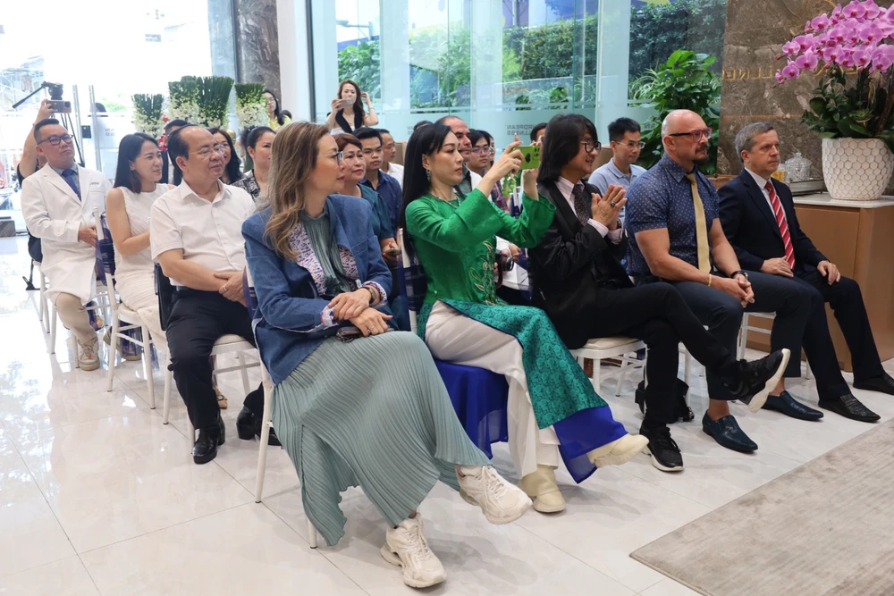 Đông đảo khách mời tham gia chương trình ra mắt sách, giới thiệu phương pháp điều trị trẻ tự kỷ bằng liệu pháp tế bào gốc.