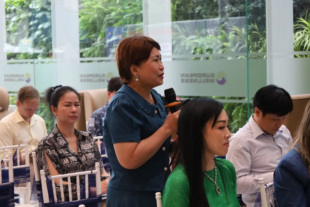 Bà Đàm Thị Tâm, nguyên Phó giám đốc Trung tâm hỗ trợ phát triển giáo dục hòa nhập TP.HCM tham gia giao lưu, đặt câu hỏi cùng diễn giả.