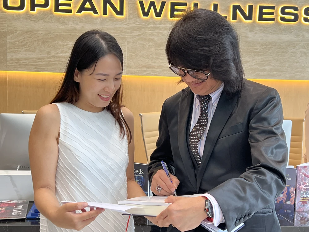 GS.TS. Mike Chan ký tặng độc giả tại buổi ra mắt sách.