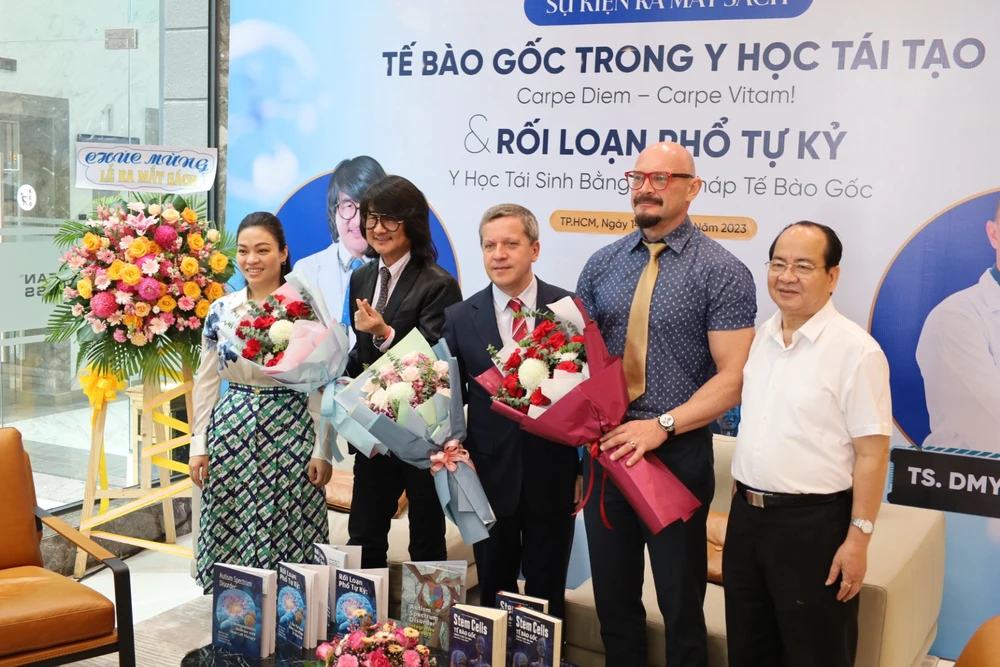 Đại diện tập đoàn European Wellness Việt Nam tặng hoa cho tác giả, khách mời tham gia lễ ra mắt sách.