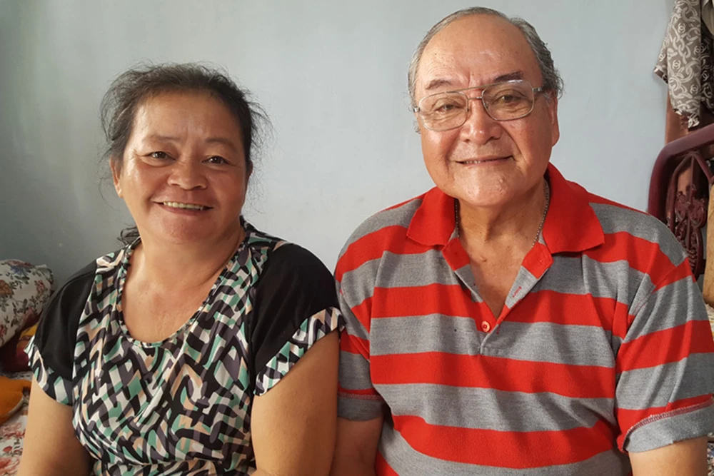 Vợ chồng NSƯT Hùng Minh tại căn nhà trọ ở quận Gò Vấp. Ảnh:NSCC