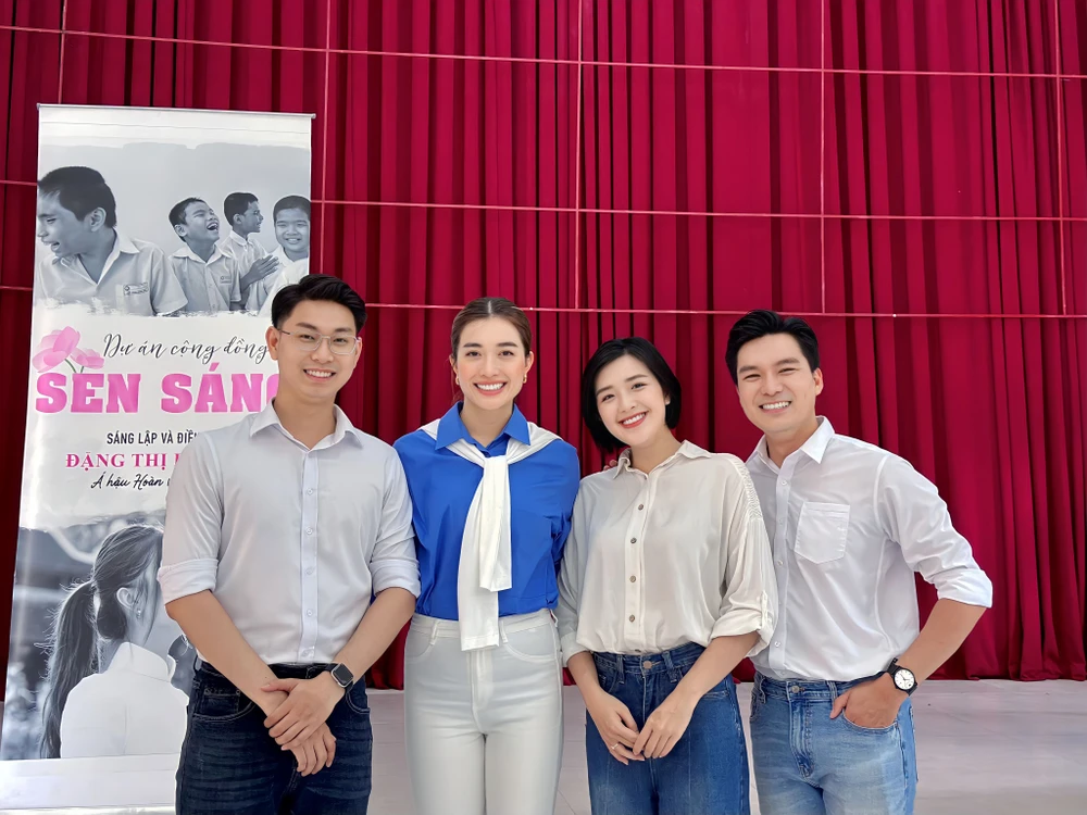 Quản Hân còn tham gia vào dự án Sen Sáng do Á hậu Hoàn vũ Lệ Hằng sáng lập và điều hành, tặng quà và chăm lo cho các em nhỏ khiếm thị