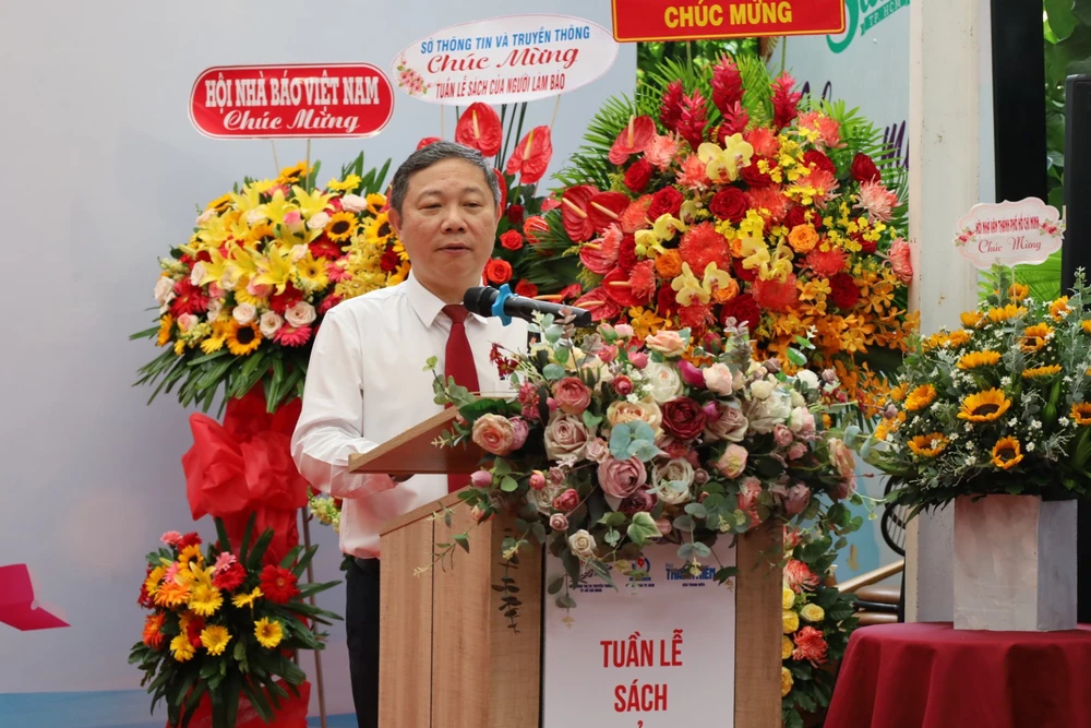 Tham dự chương trình, Ông Dương Anh Đức, Phó chủ tịch UBND TP.HCM bày tỏ lòng cảm kích trước sự đóng góp của nhà báo trong việc phản ánh những thông tin, sự kiện kịp thời đến với công chúng. Đồng thời, ông hi vọng các nhà báo, nhà văn càng ngày trau dồi ngòi bút, đem đến độc giả những bài viết, tác phẩm có giá trị cho hôm nay và mai sau. Tham dự chương trình, Ông Dương Anh Đức, Phó chủ tịch UBND TP.HCM bày tỏ lòng cảm kích trước sự đóng góp của nhà báo trong việc phản ánh những thông tin, sự kiện kịp thời đến với công chúng. Đồng thời, ông hi vọng các nhà báo, nhà văn càng ngày trau dồi ngòi bút, đem đến độc giả những bài viết, tác phẩm có giá trị cho hôm nay và mai sau.