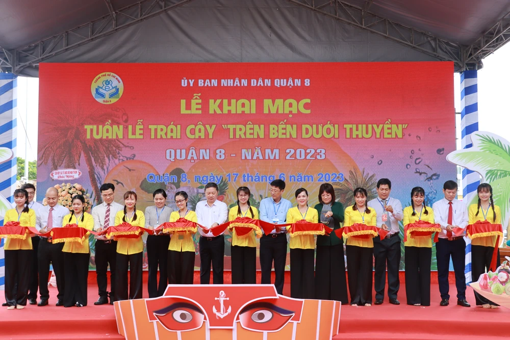 Ông Dương Anh Đức, Phó Chủ tịch UBND TP.HCM cùng các lãnh đạo cắt băng khai mạc