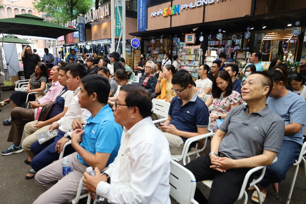 Buổi giao lưu thu hút sự tham gia đông đảo các thế hệ độc giả dành sự quan tâm đến chủ đề lịch sử.