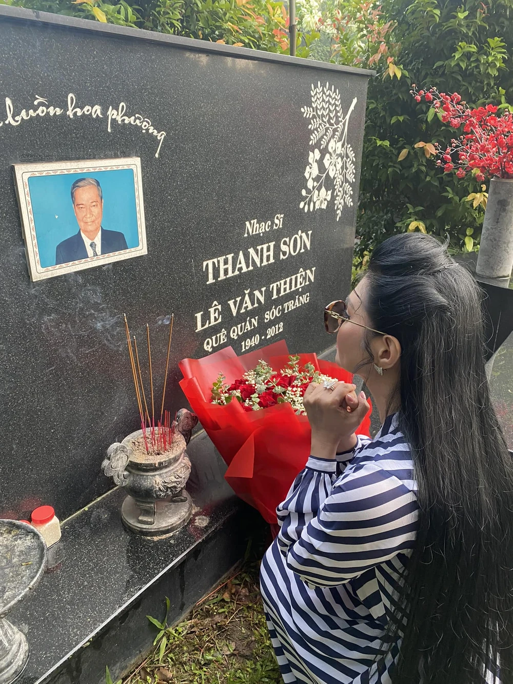 Ngọc Huyền viếng mộ nhạc sĩ Thanh Sơn