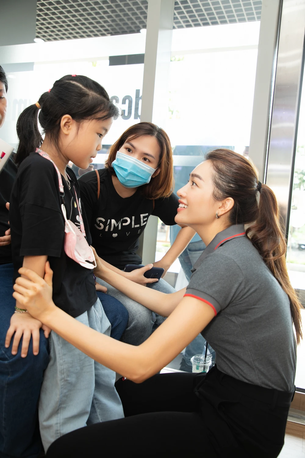 Á hậu Lệ Hằng thăm các bệnh nhân bạch biến. Ảnh: NVCC