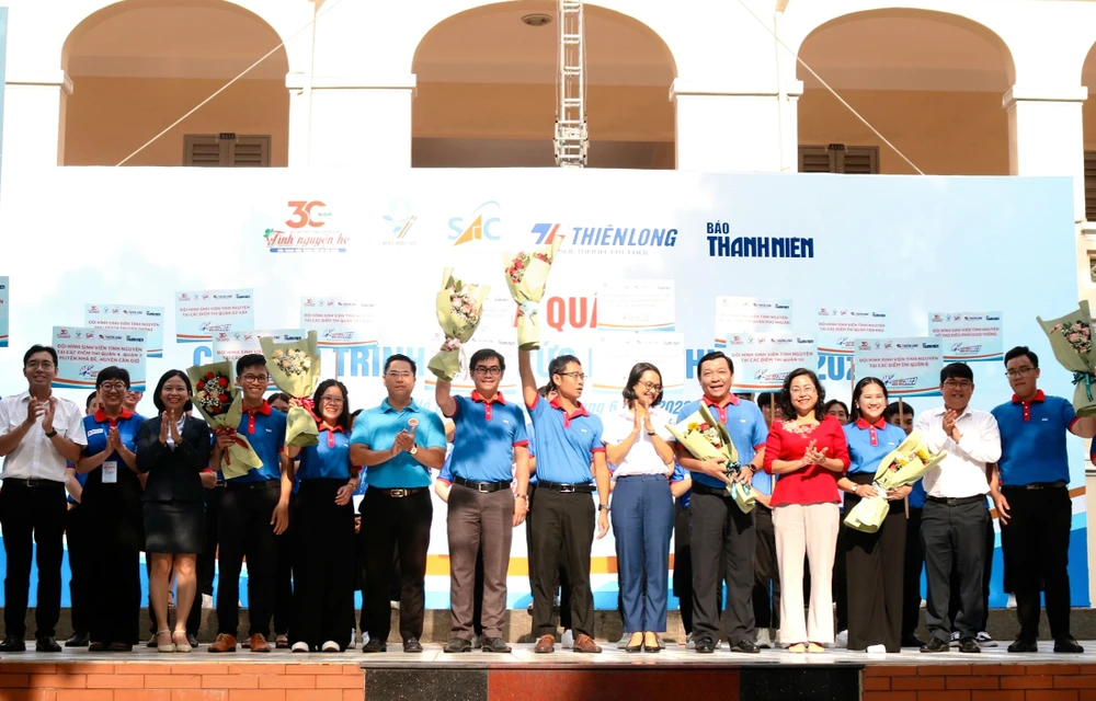 Lãnh đạo TP.HCM tặng hoa chúc mừng Ban tổ chức và kỳ vọng chương trình mang lại nhiều giá trị thiết thực cho thí sinh.