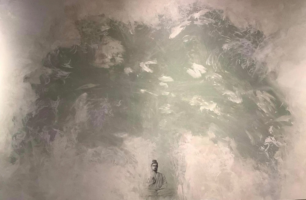 Bên cạnh đó, họa sĩ Trần Nhật Thăng cũng mang đến triển lãm một tác phẩm đặc biệt với kích thước lớn với chủ đề Vitarka Mudra - Biện minh thủ ấn. Đây là một tác phẩm quan trọng trong bộ tranh triển lãm cá nhân của anh vừa qua, nối dài mạch tư duy vẽ trừu tượng suốt 30 năm. Tác phẩm đặt chân dung tượng Đức Phật trên nền tranh trừu tượng, đưa thực vào trừu tượng. Tư duy logic biến mất, không còn tại sao, thế này thế kia. Đó là trực giác, trực cảm. Bức tranh có giá trị 700 triệu đồng, dự kiến sẽ đóng góp rất lớn cho chương trình từ thiện nếu đấu giá thành công. Bên cạnh đó, họa sĩ Trần Nhật Thăng cũng mang đến triển lãm một tác phẩm đặc biệt với kích thước lớn với chủ đề Vitarka Mudra - Biện minh thủ ấn. Đây là một tác phẩm quan trọng trong bộ tranh triển lãm cá nhân của anh vừa qua, nối dài mạch tư duy vẽ trừu tượng suốt 30 năm. Tác phẩm đặt chân dung tượng Đức Phật trên nền tranh trừu tượng, đưa thực vào trừu tượng. Tư duy logic biến mất, không còn tại sao, thế này thế kia. Đó là trực giác, trực cảm. Bức tranh có giá trị 700 triệu đồng, dự kiến sẽ đóng góp rất lớn cho chương trình từ thiện nếu đấu giá thành công.