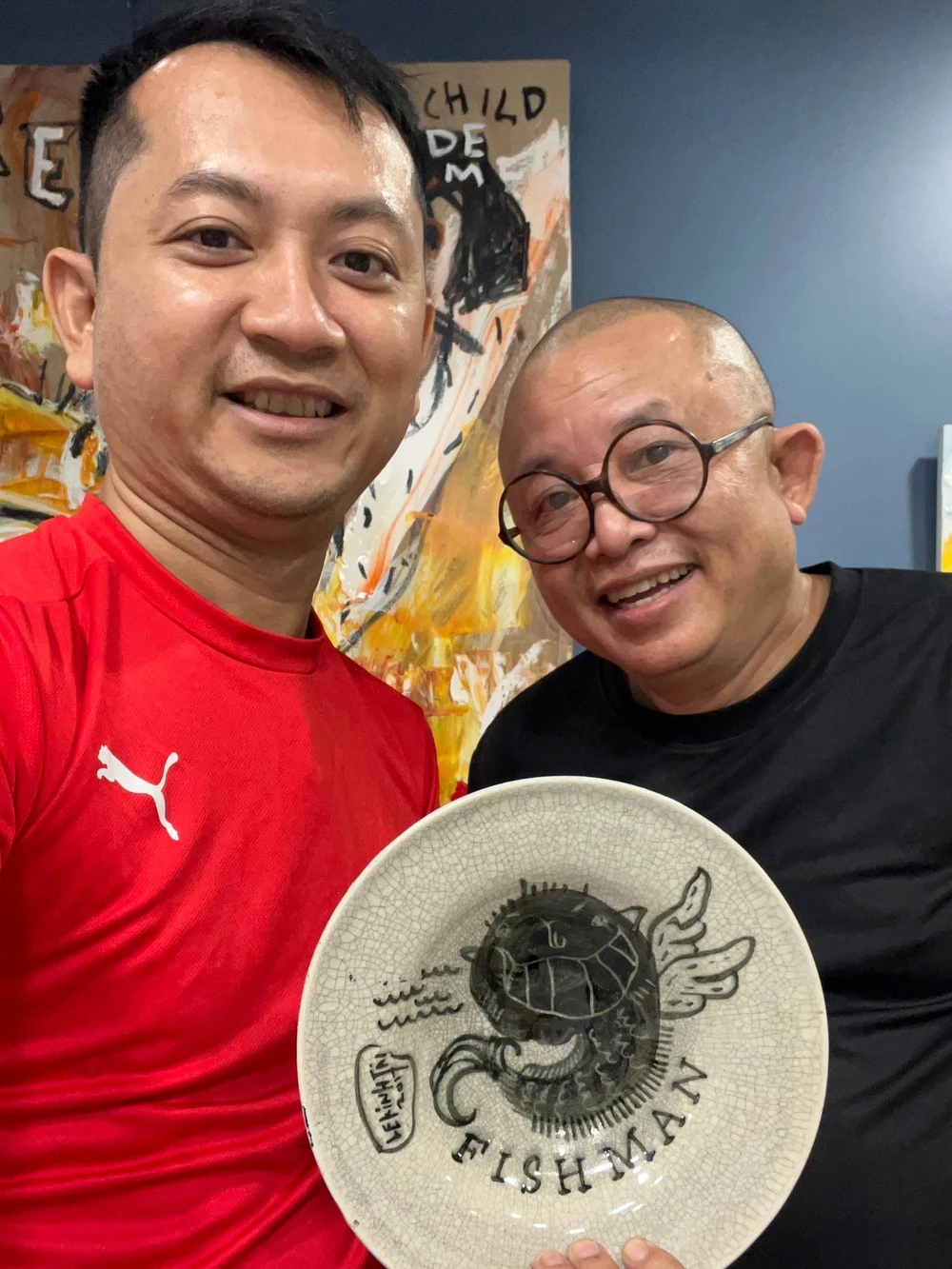 Họa sĩ Ngô Trần Vũ (khởi xướng quỹ "Gieo nhà gặt nhà") và họa sĩ Lê Kinh Tài cùng tác phẩm Fishman. Ảnh: BTC Họa sĩ Ngô Trần Vũ (khởi xướng quỹ "Gieo nhà gặt nhà") và họa sĩ Lê Kinh Tài cùng tác phẩm Fishman. Ảnh: BTC