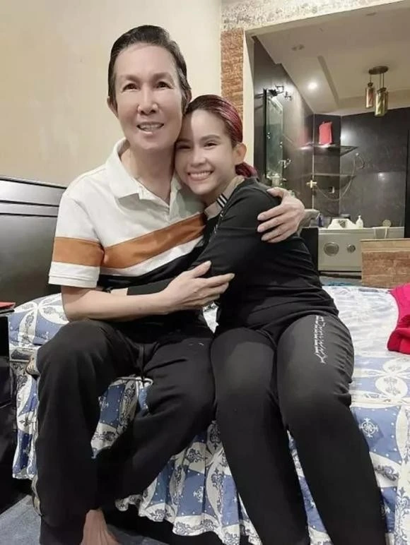 Bình Tinh đáp trả khi bị nói "gió chiều nào theo chiều đó". Ảnh: FBNV