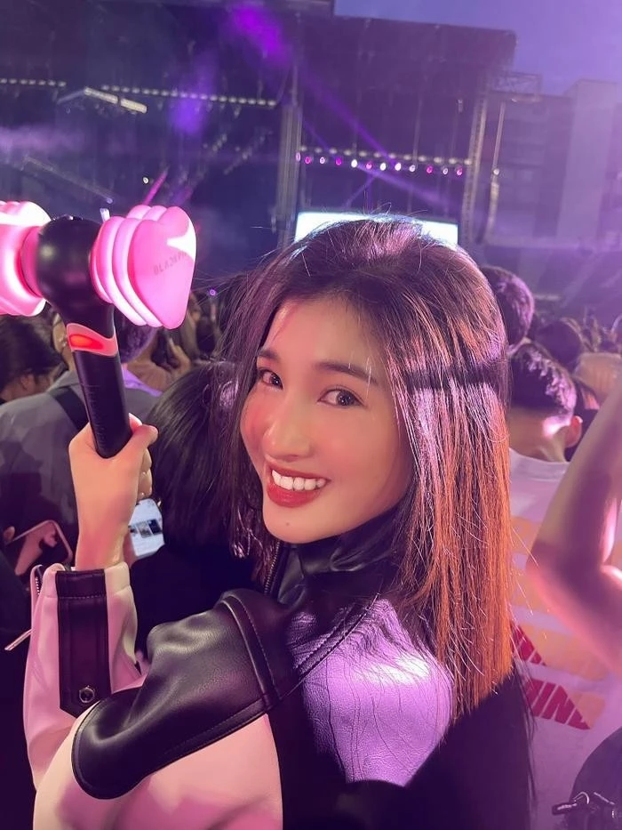 Á hậu Phương Nhi đăng ảnh tại hình ảnh "đu" tour Born Pink. Ảnh: FBNV