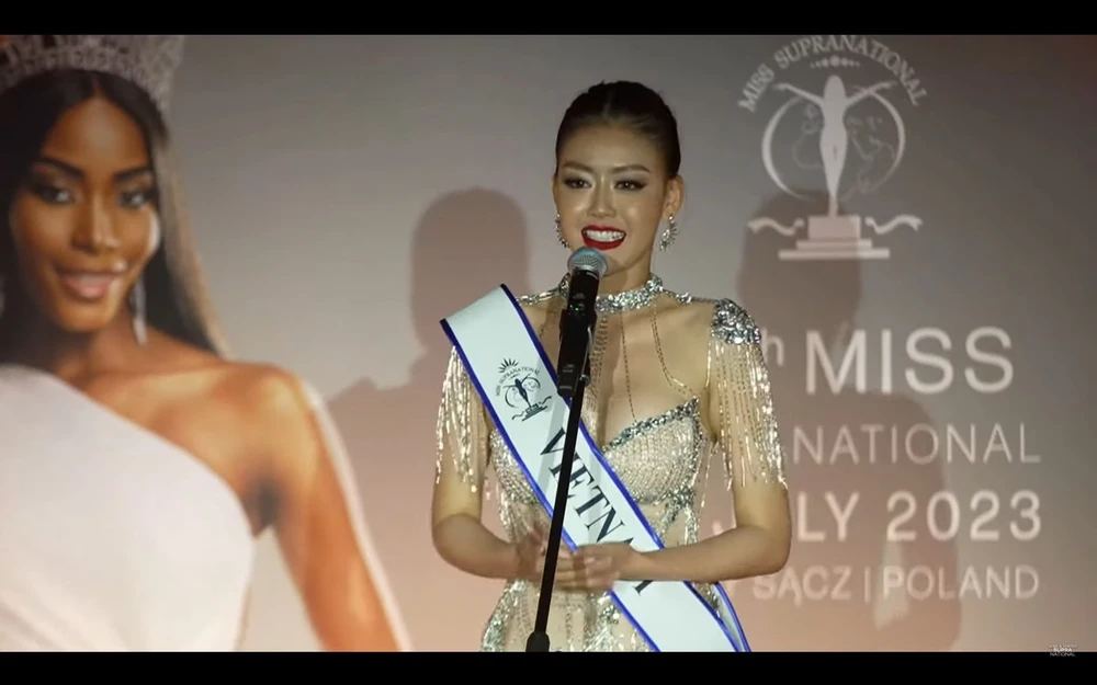 Người đẹp Đặng Thanh Ngân thuyết trình bằng tiếng Anh tại Miss Supranational 2023.