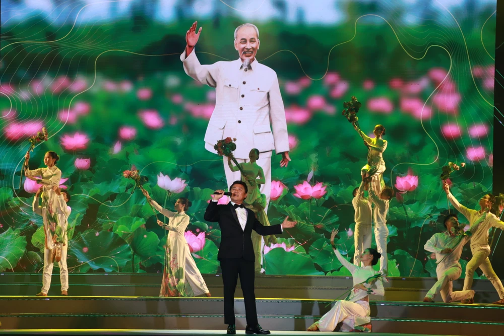 NSND Tạ Minh Tâm hào hùng với ca khúc "Lời Bác sáng mãi muôn đời"