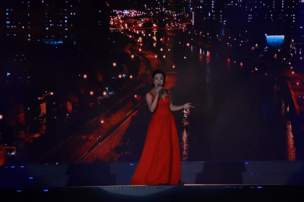 Uyên Linh trình diễn ca khúc Giữa đại lộ Đông Tây