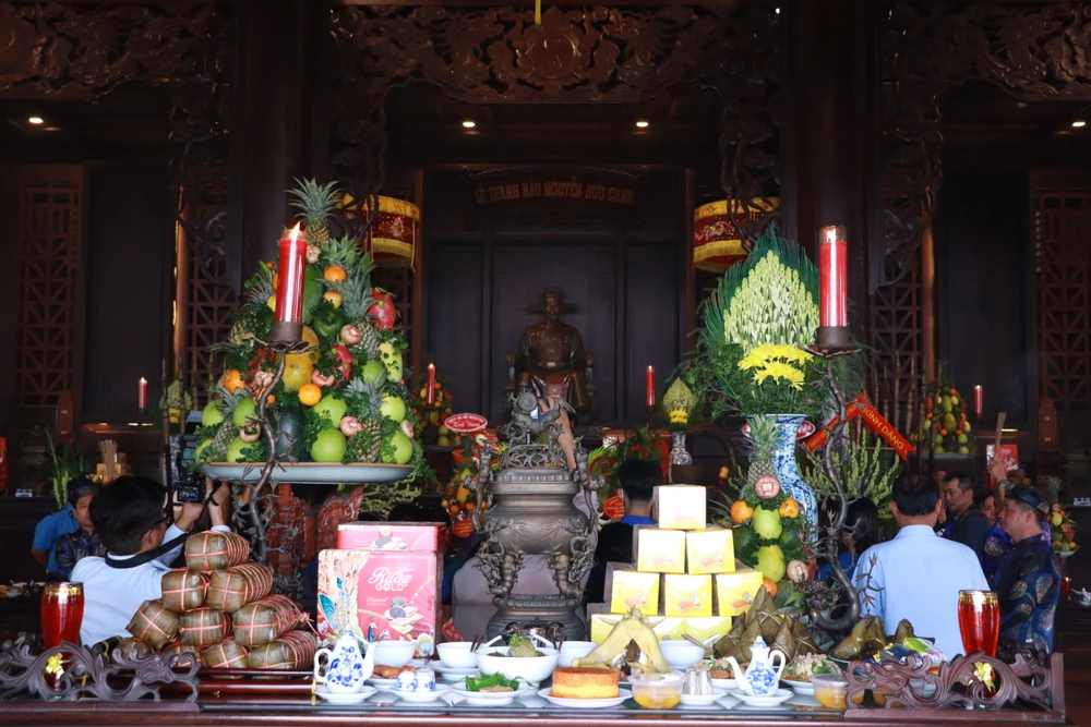 Bên trong đền thờ Đức Lễ Thành hầu Nguyễn Hữu Cảnh