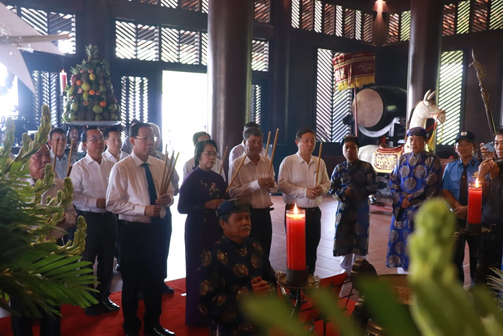 Ông Phan Văn Mãi, Chủ tịch UBND TP.HCM cùng các đại biểu dâng hương Đức Lễ thành hầu Nguyễn Hữu Cảnh