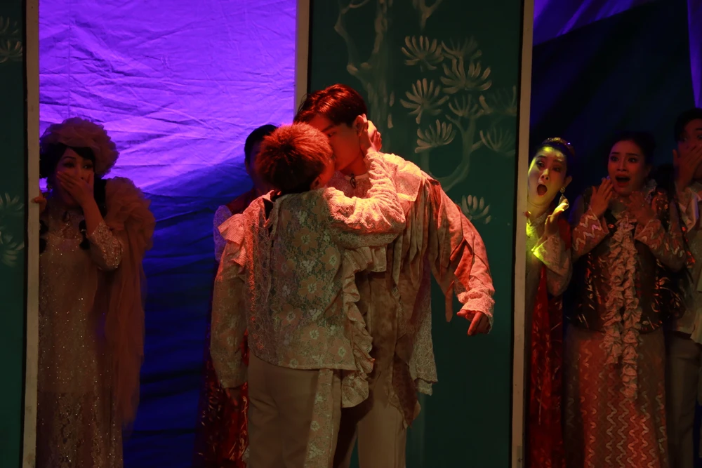 Thậm chí cả hai hy sinh hoàn thành vở kịch để gìn giữ hạnh phúc của người mình yêu.