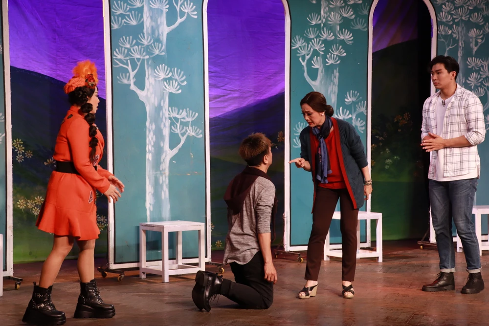 Bên cạnh sự thông cảm, thấu hiểu thì những định kiến công việc của cha mẹ vẫn luôn tồn tại trong xã hội hiện đại.