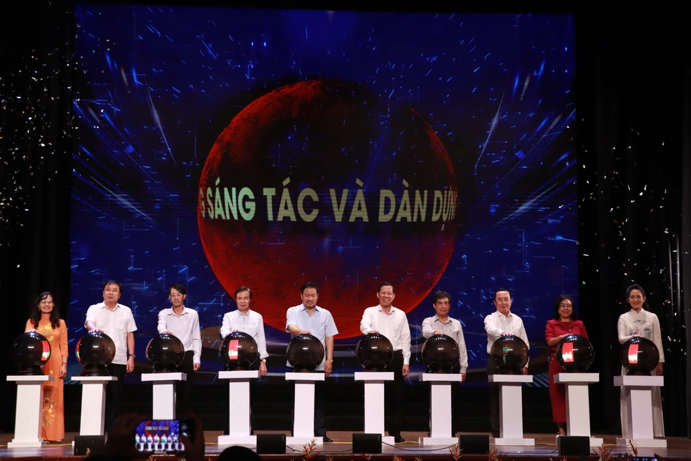 Lãnh đạo thành phố và các đại biểu thực hiện nghi thức phát động Cuộc vận động sáng tác. Ảnh: VĂN HÀ