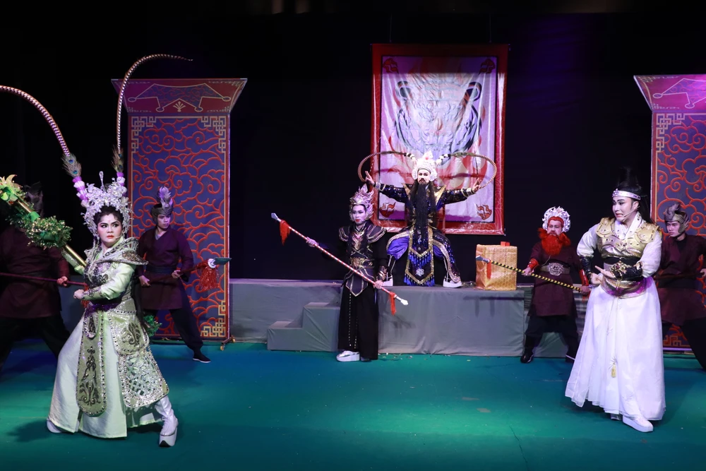 Lần đầu tiên Đồng ấu Bạch Long diễn trọn vở cải lương tuồng cổ "Mộc Quế Anh dâng cây" Lần đầu tiên Đồng ấu Bạch Long diễn trọn vở cải lương tuồng cổ "Mộc Quế Anh dâng cây"