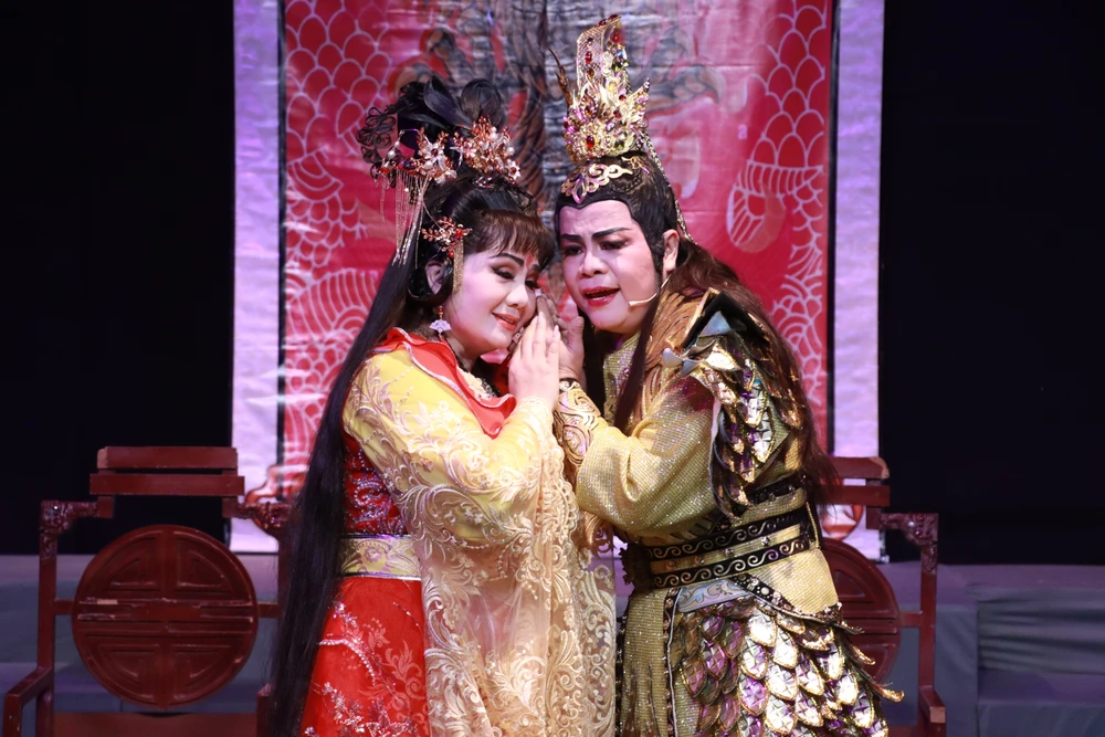 Tú Sương và Kim Nhuận Phát (vai Dương Tôn Bảo) trong lớp diễn thứ nhất. Tú Sương và Kim Nhuận Phát (vai Dương Tôn Bảo) trong lớp diễn thứ nhất.