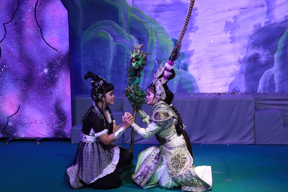 NSƯT Trinh Trinh cùng các diễn viên trẻ trong đoàn Đồng ấu Bạch Long. NSƯT Trinh Trinh cùng các diễn viên trẻ trong đoàn Đồng ấu Bạch Long.