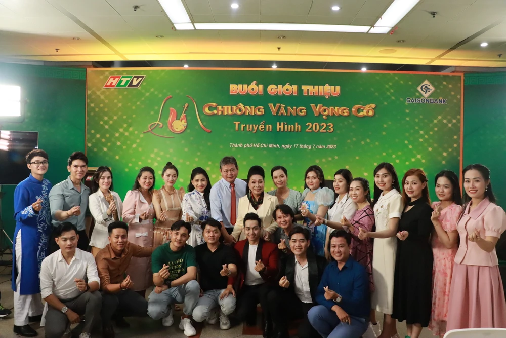 NSND Bạch Tuyết và BTC chụp hình cùng các thí sinh. Ảnh: VĂN HÀ