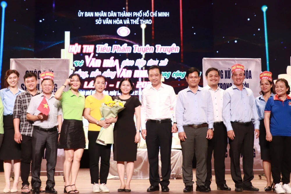 Lãnh đạo và BTC chụp hình lưu niệm với đại diện các đội thi.