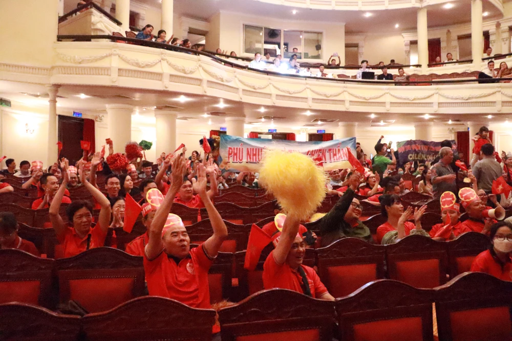 Các khán giả cổ vũ nồng nhiệt cho phần thi của quận mình.