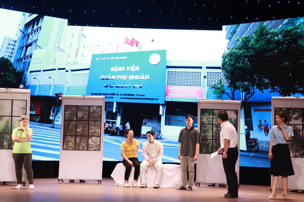 Đêm khai mạc khép lại với tiểu phẩm dự thi mang tên "Chuyện bên kia bức tường" của quận Phú Nhuận.