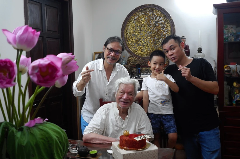 Hình ảnh Nhà giáo, NSND Trần Bảng và con cháu hồi tháng 5. Ảnh: FB NSƯT Trần Lực