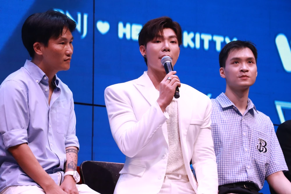 Erik chia sẻ tại buổi họp báo. Ảnh: VĂN HÀ