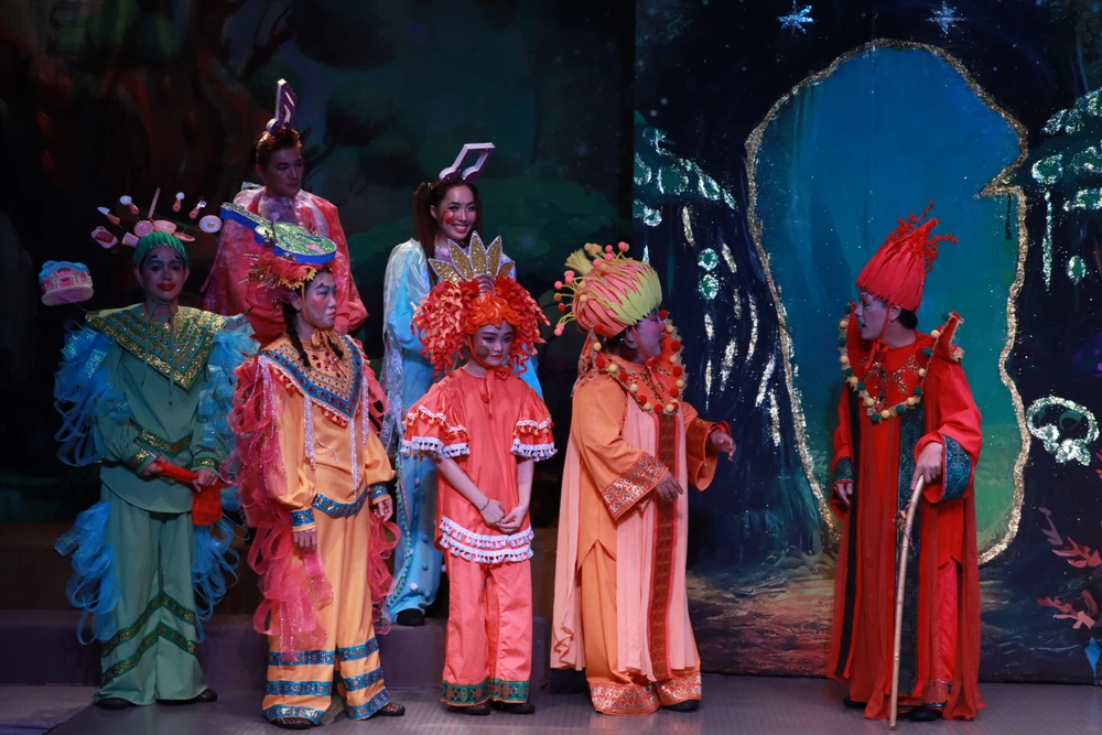 Các diễn viên được đầu tư trang phục sặc sỡ