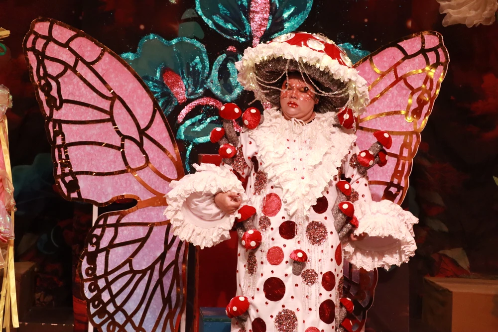 Trang phục rực rỡ phù hợp với mỗi nhân vật để hấp dẫn các em nhỏ, thậm chí sân khấu 5B còn gắn đèn lên trang phục nhân vật phù thuỷ Nấm Độc (Tuyền Mập)…