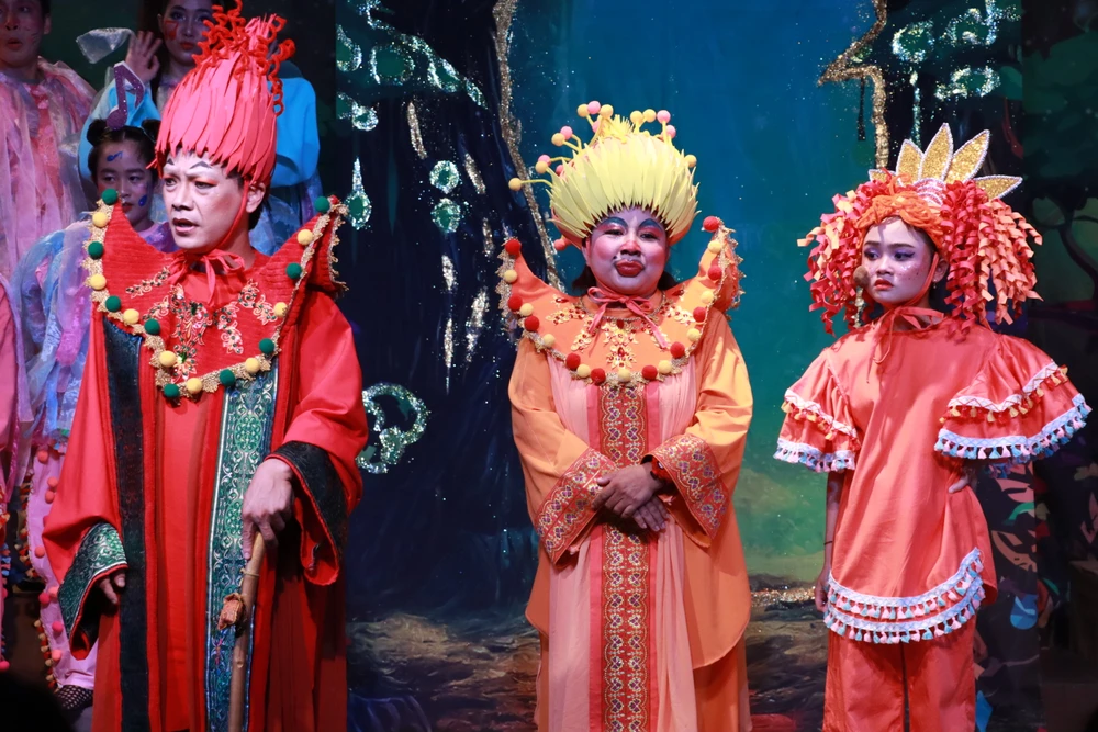 Vợ chồng phú bá hộ Ha Ha, Hít Hít và con gái Ve Ve (Gia Hân).