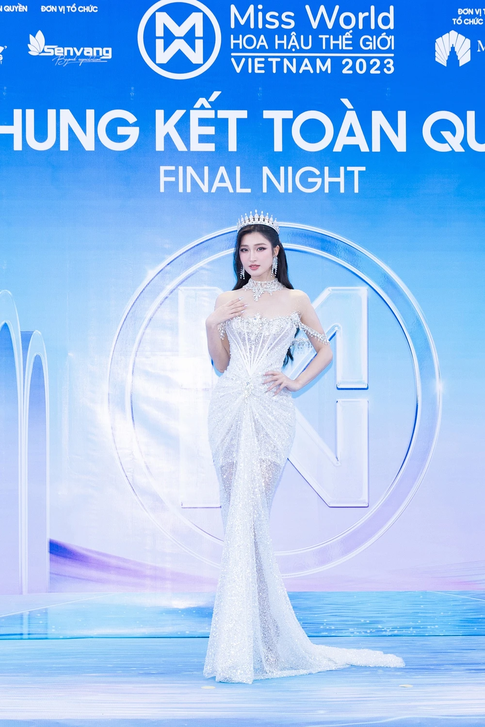 Á hậu Phương Nhi trung thành với phong cách công chúa trong ngày cuối nhiệm kỳ. Phương Nhi mang vẻ đẹp ngọt ngào như bước ra từ truyện cổ tích.