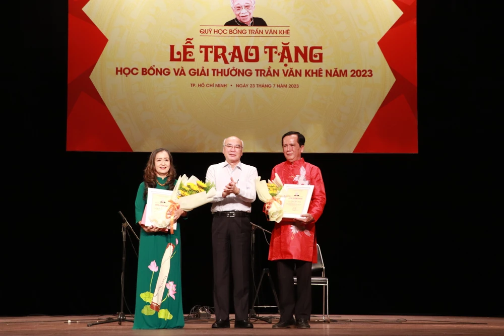 Ông Phan Nguyễn Như Khuê trao giải thưởng cho NSƯT Nguyễn Thị Hải Phượng và nhạc sĩ Phan Nhứt Dũng.