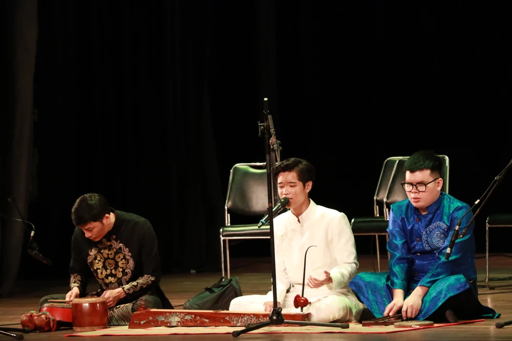 Trịnh Nhật Minh (giữa) cùng các bạn học thể hiện tiết mục hát xẩm.