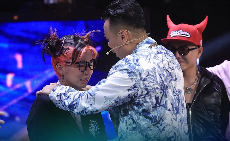 Thái VG an ủi Cadmium - thí sinh nhỏ tuổi nhất Rap Việt