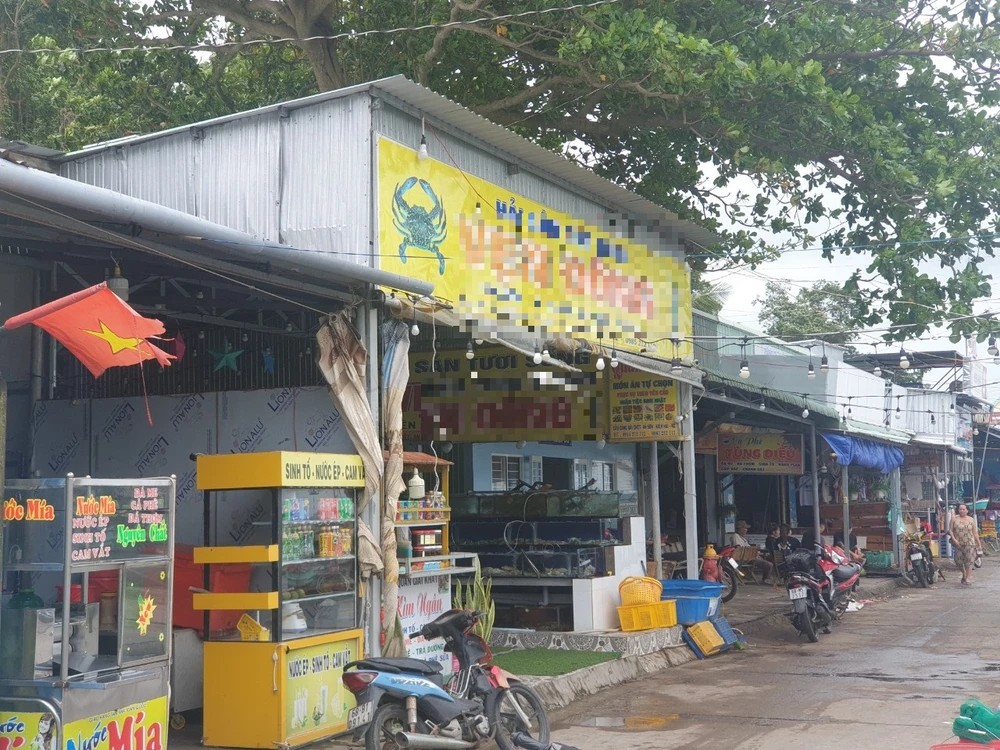 Quán nước và quán ăn do anh Đông làm chủ.