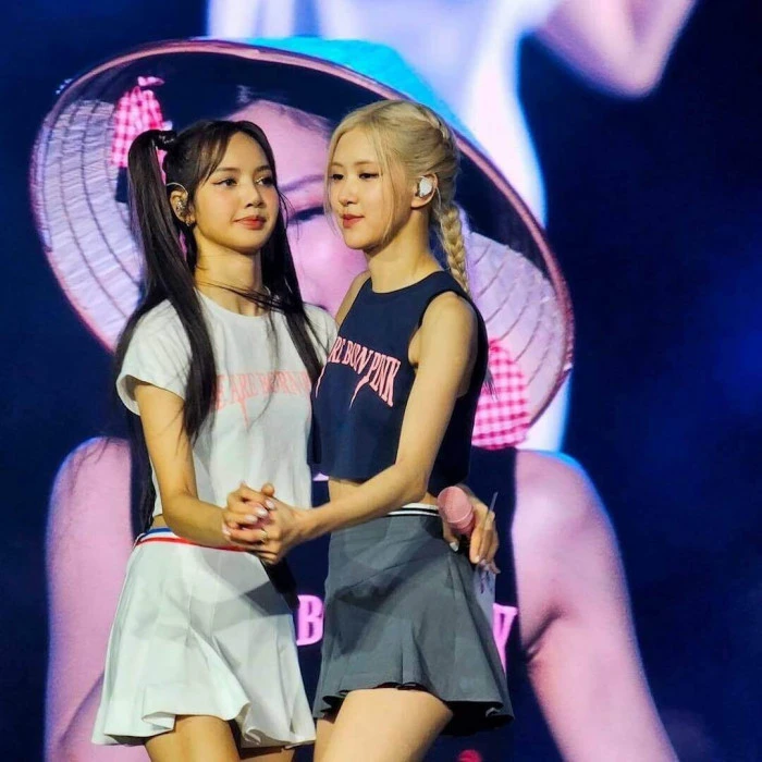 Lisa và Rosé trong đêm nhạc. Ảnh: H.O. Kcrush